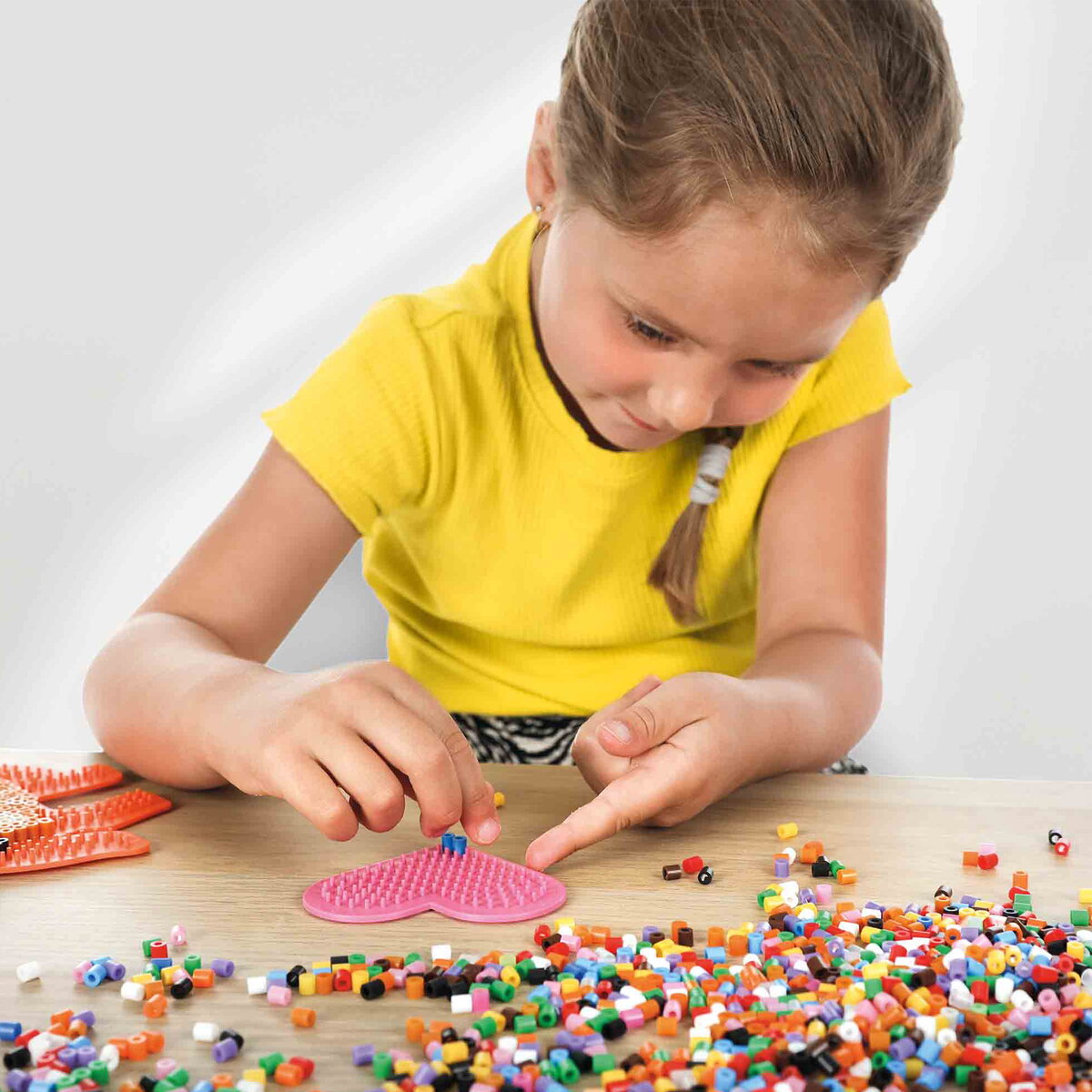 Jucarie Creativa Set margele de calcat culori mixte Beedz, in galeata 9000 bucati